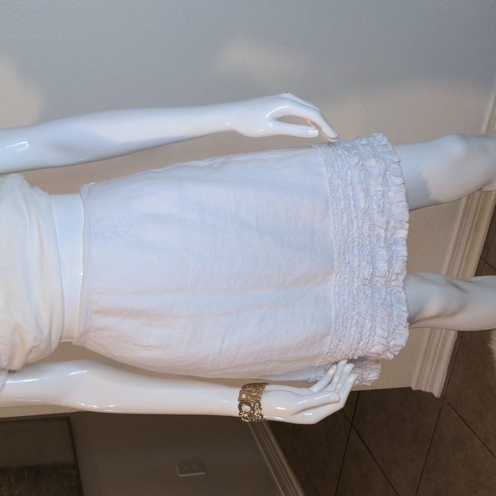 Tommy Bahama linen white skirt ruffles on the bottom. Size Small, chic elegant
